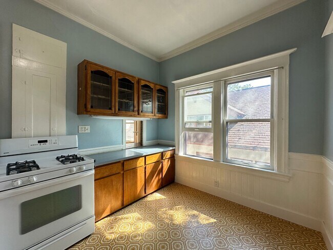 Building Photo - Upstairs 2 Bedroom - Near UCD Med Center