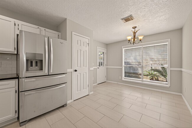 Building Photo - 27 Lush Meadow Pl