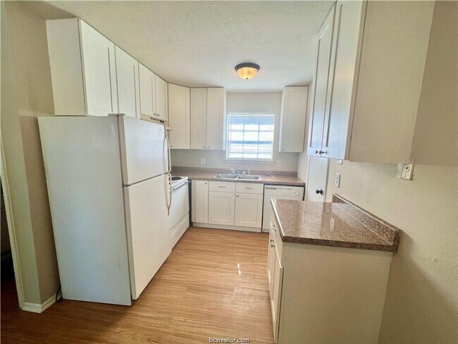 Building Photo - 2402 Jaguar Dr