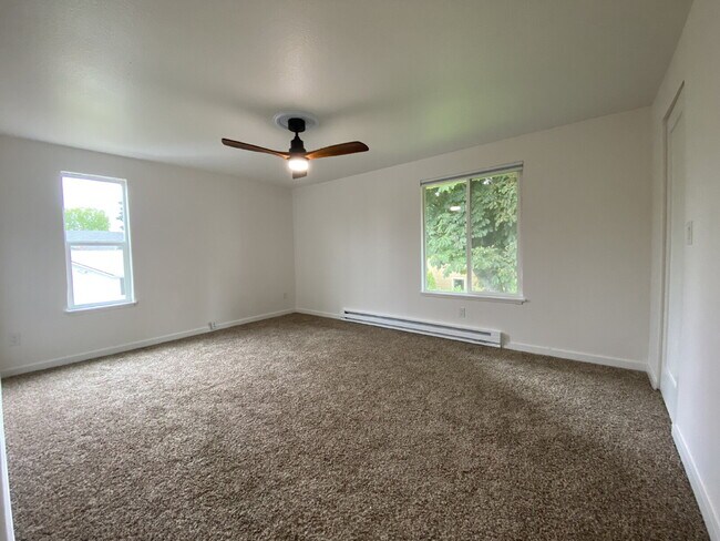 Building Photo - Spacious 3-Bedroom Remodeled Townhome in F...