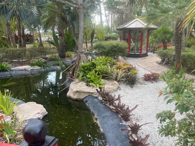 Building Photo - 1121 Crandon Blvd