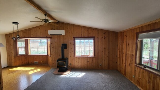 Building Photo - 3 Bed 2 Bath Single level - Horse Property...