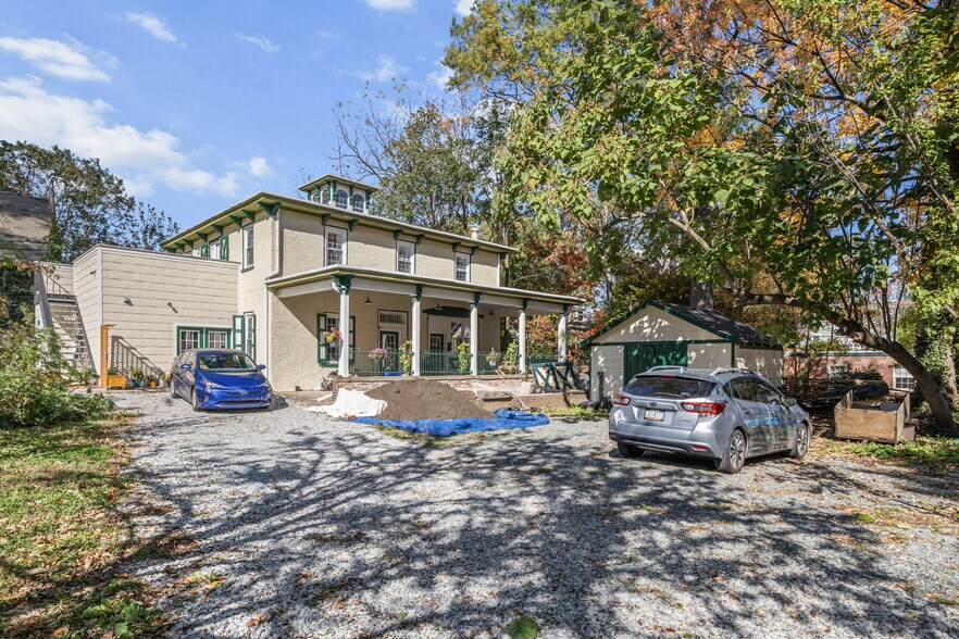 Primary Photo - 131 W Walnut Ln