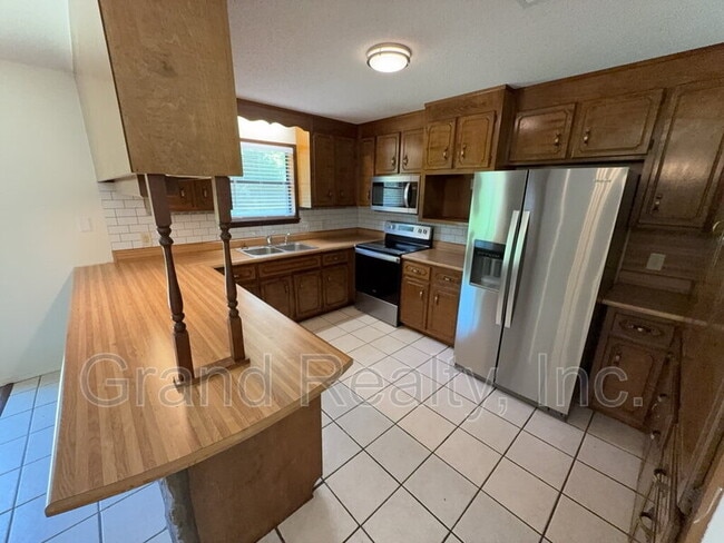 Building Photo - 5621 Lia Dr