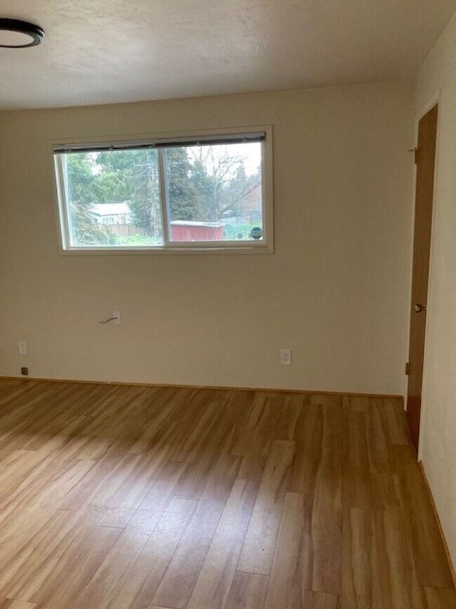 Building Photo - (OCK 5) Beautifully remodeled 2 bedroom/1.5 bath duplex
