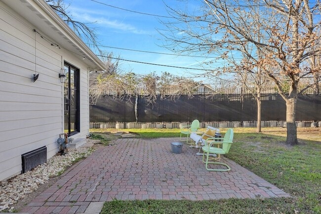 Building Photo - 302 S Saint Mary Ave