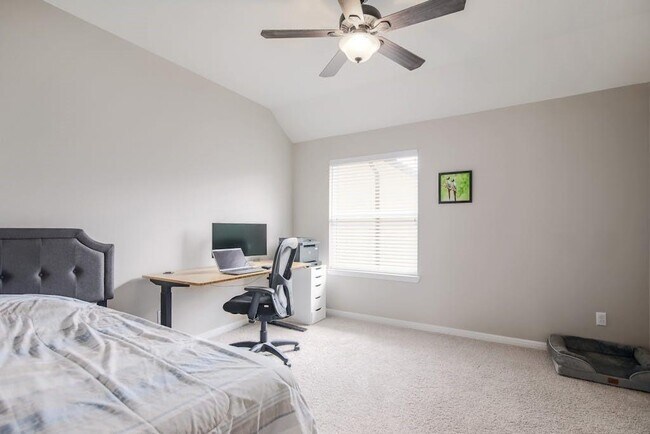 Building Photo - 121 Alondra Way