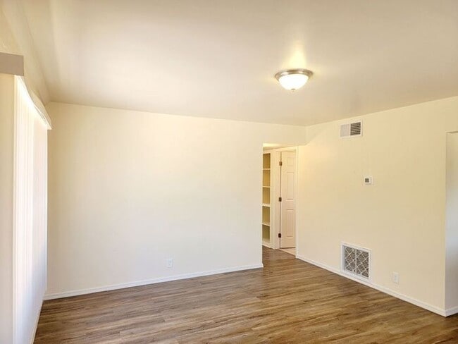 Building Photo - Spacious 2-Bed, 1-Bath Home | Large Shared Yard & Prime Commuter Access