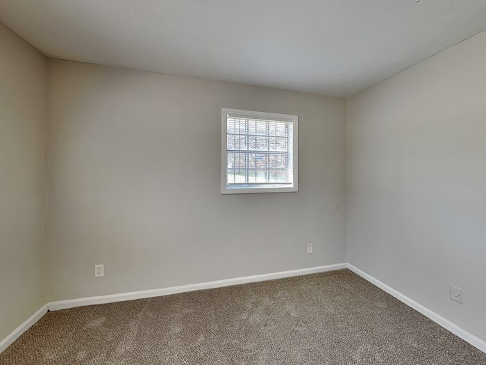 Building Photo - 2252-2257 7 Oaks Cir