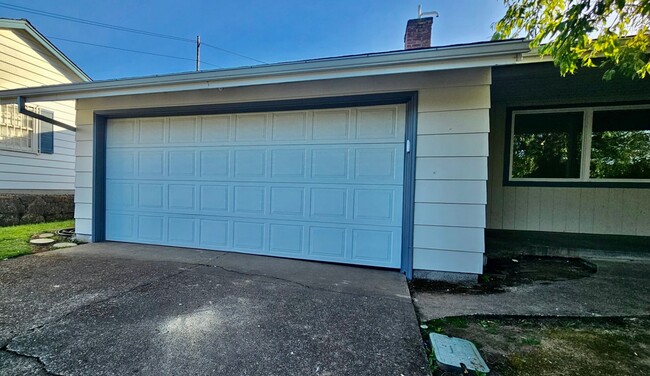 Building Photo - Mid-Century Classic House in Reedwood Neig...