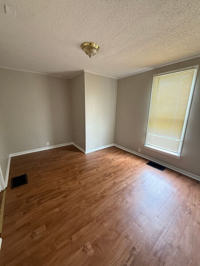 Building Photo - 2 Bed 1 Bath - Off Street Parking/Washer Dryer Hook Up!