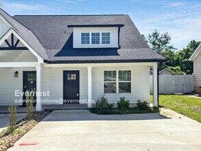Building Photo - 3 Bed/2 Bath Townhome with Modern Features / Pet-Friendly / Available Now!