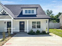 Building Photo - 3 Bed/2 Bath Townhome with Modern Features / Pet-Friendly / Available Now!