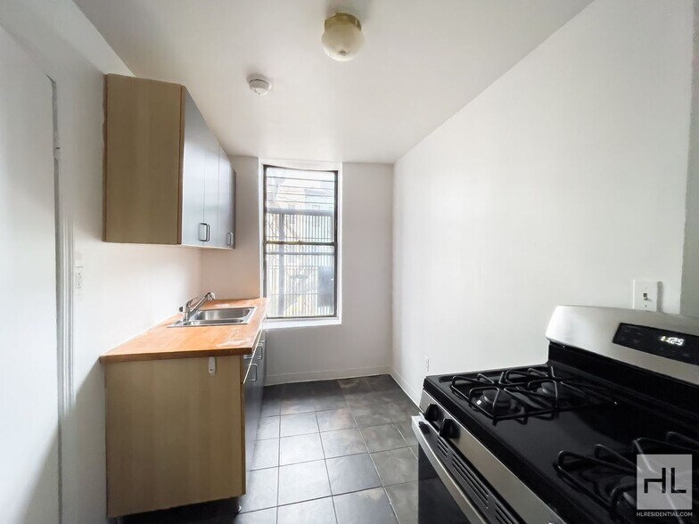 Building Photo - Classic Bushwick Floor-through 2-Bed 1-Bed / Maria Hernandez Park