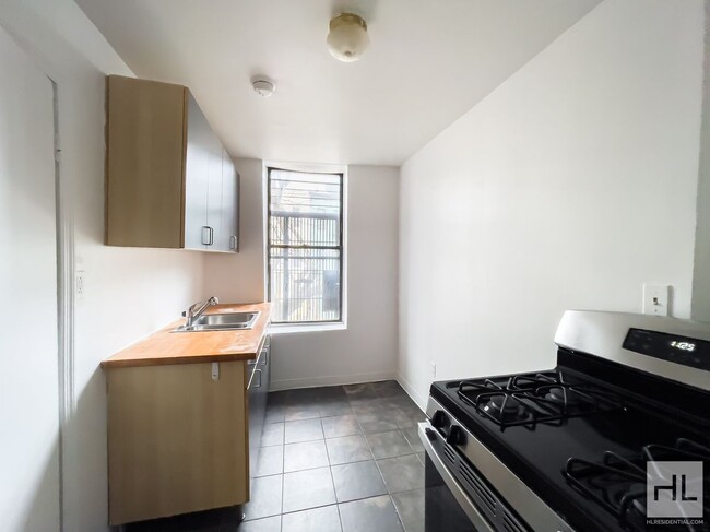 Building Photo - Spacious Bushwick 2-Bed 1-Bath / Maria Her...