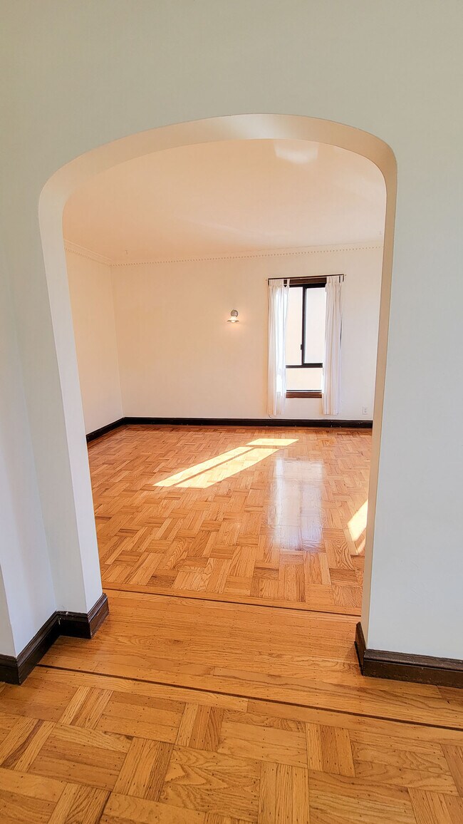 Living Room - 390 31st Ave