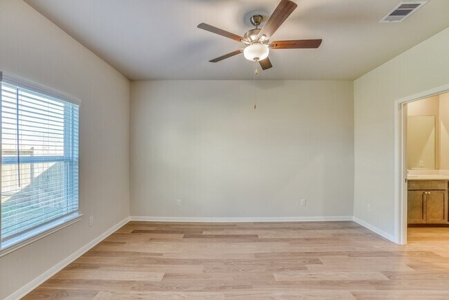 Building Photo - 409 Mustang Trot Dr