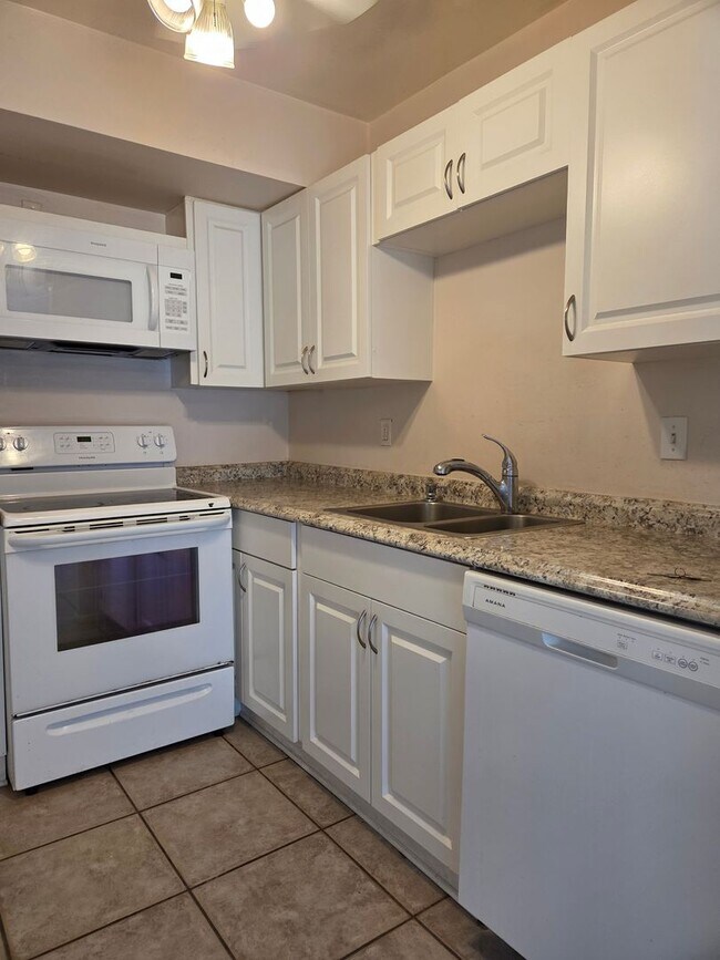 Building Photo - NEW PRICE / Summer Lakes-N Tamiami Trail