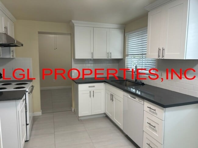 Building Photo - 1470 Pebblewood Dr