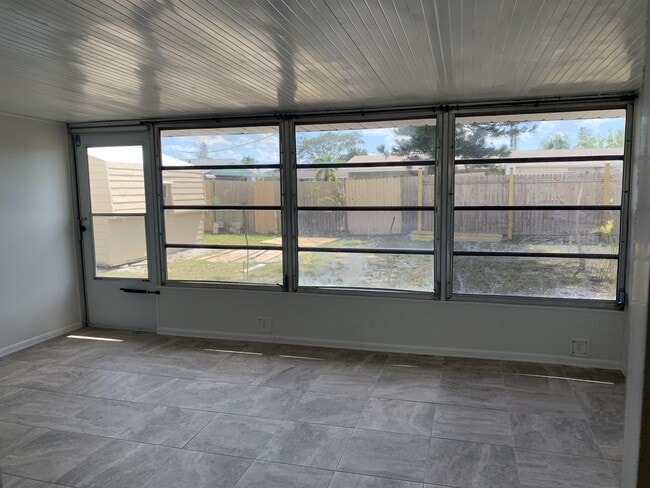 Building Photo - 1120 Vineyard St