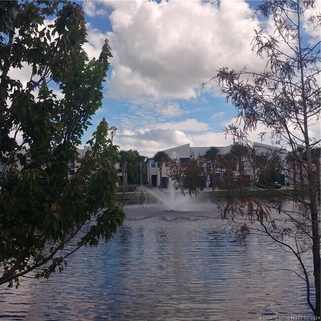 Building Photo - 3919 SE Mentmore Ln