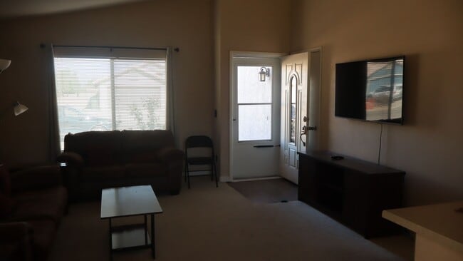 Building Photo - Furnished 3 Bedroom home