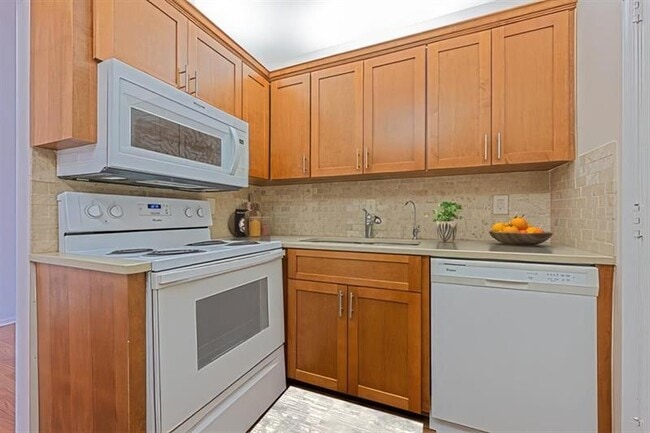 Building Photo - 2161 NE 68th St
