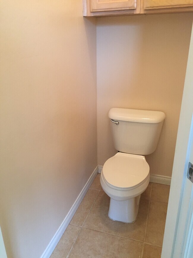 Building Photo - Wonderful 4+2 located North of Stockdale H...