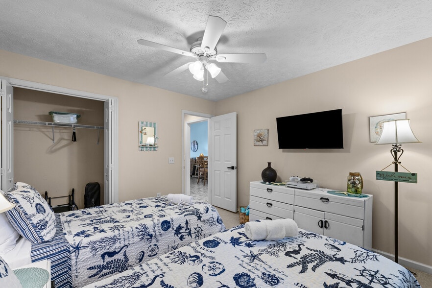Building Photo - 557 White River Dr