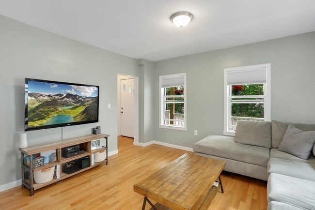 Building Photo - 37 Lindsay St