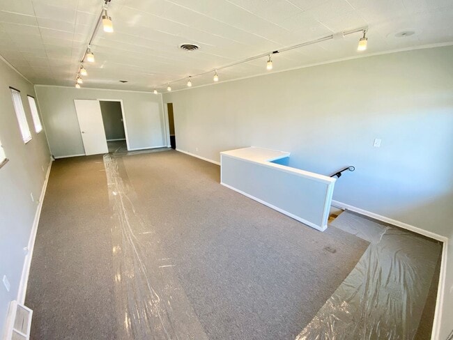 Building Photo - Remodeled Westgate Home with Attached Prof...
