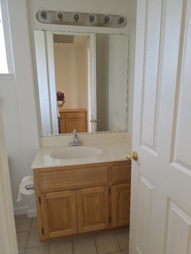 Building Photo - Beautiful house for rent in Folsom 4 bd 3 bath 1920 sq feet