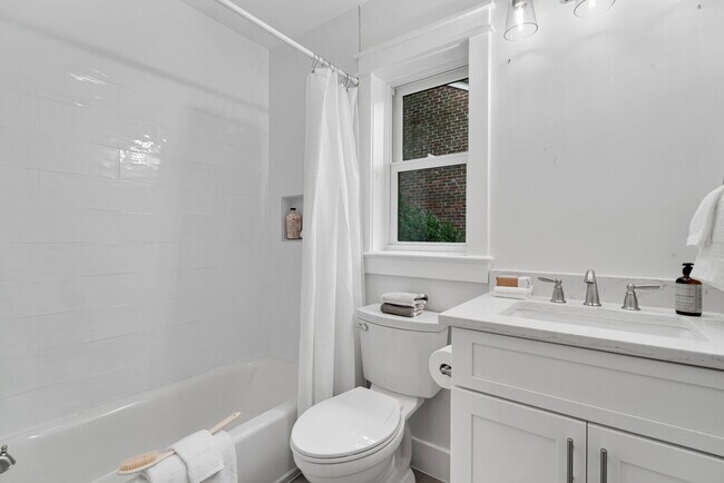 Building Photo - "Luxurious 6-Bed, 6-Bath Arlington Retreat...