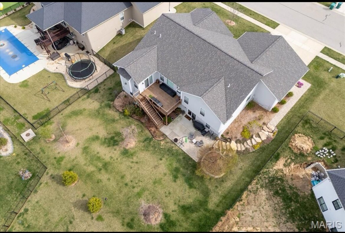 Spacious backyard with mature trees - 536 Flagstone Pass Dr