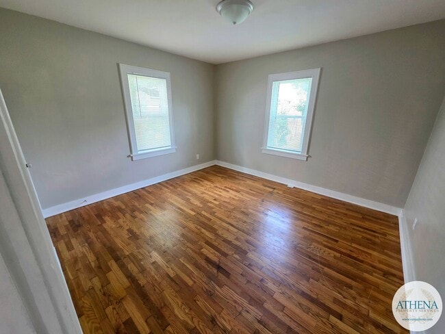 Building Photo - Charming 3 Bedroom / 1 Bath House with Original Hardwood Floors