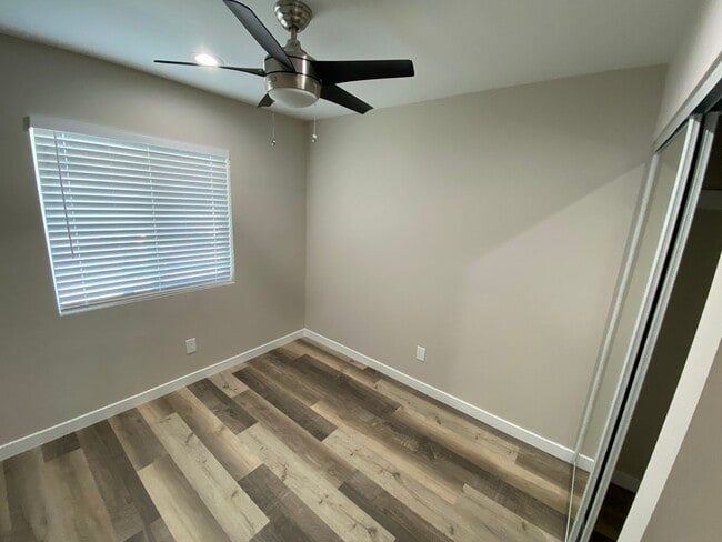 Building Photo - 3BD/1BA with beautiful yard!