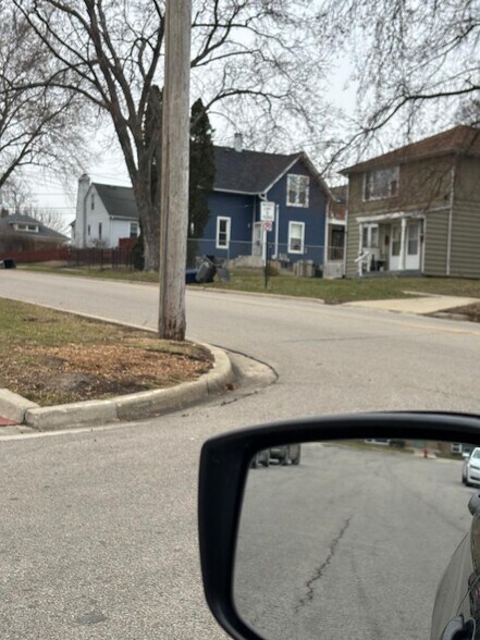 Building Photo - 520 Lawrence Ave