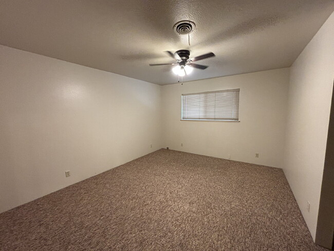 Building Photo - Spacious 3-bedroom home with loads of park...