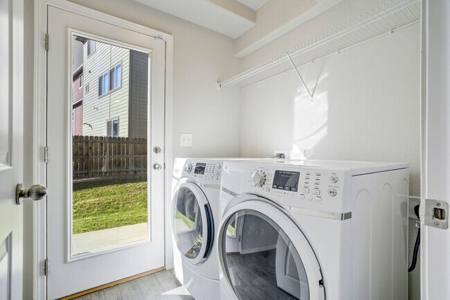 Building Photo - Modern 3bd Home Near Peterson AFB on Power...