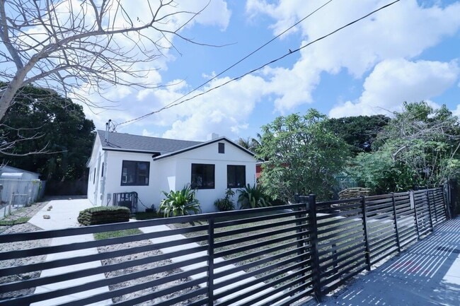 Building Photo - 3040 NW 13th Ave