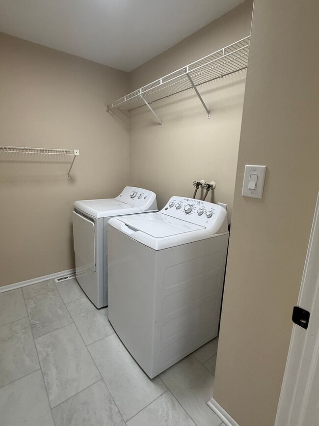 Building Photo - Beautiful Updated 4 bedroom townhouse available!