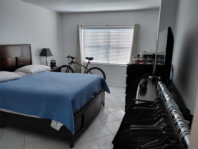 Building Photo - 400 Kings Point Dr