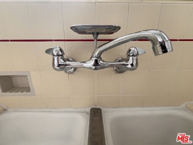 Building Photo - 1323 N Olive Dr