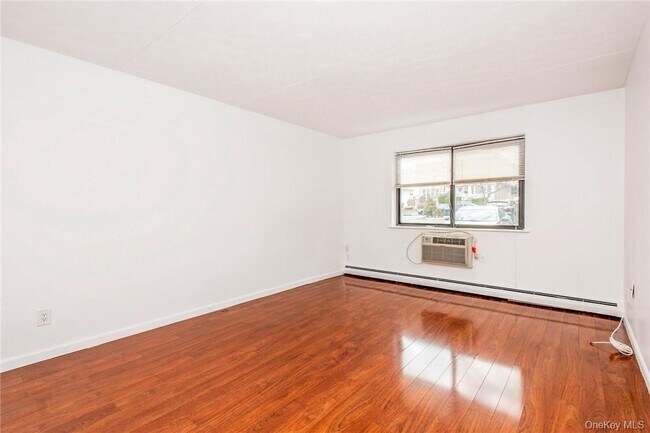 Building Photo - 1494 Shore Dr
