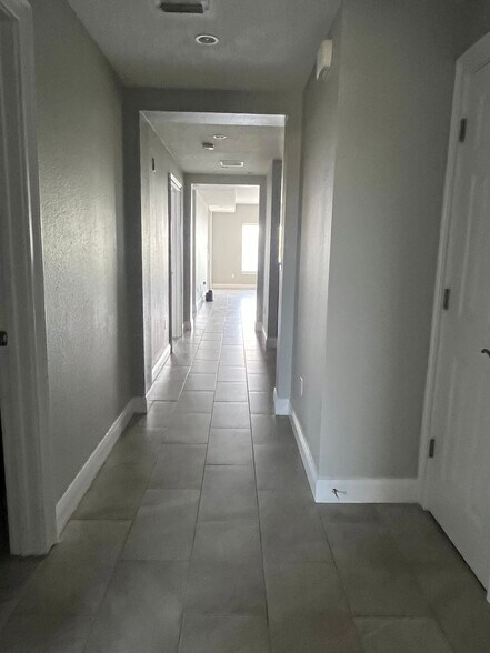 Entry hallway - 225 W Seminole Blvd