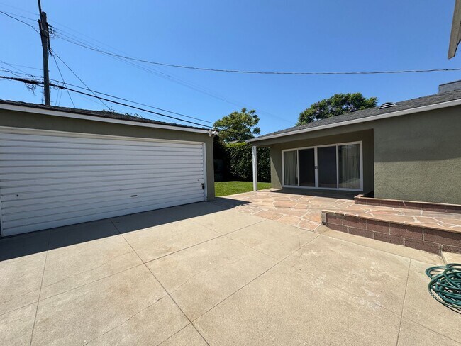 Building Photo - LOVELY 4BD 1,5BA HOME W/Large Backyard