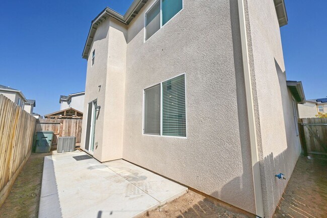 Building Photo - $2,350 Raleigh Dr, 3 Bed, Gated Community, Solar & HOA Pool, Clinton & Armstrong