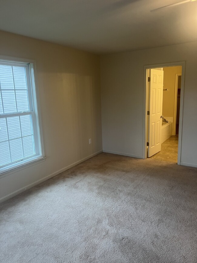 Building Photo - Spacious End-Unit Townhouse with 3 Beds, 3...