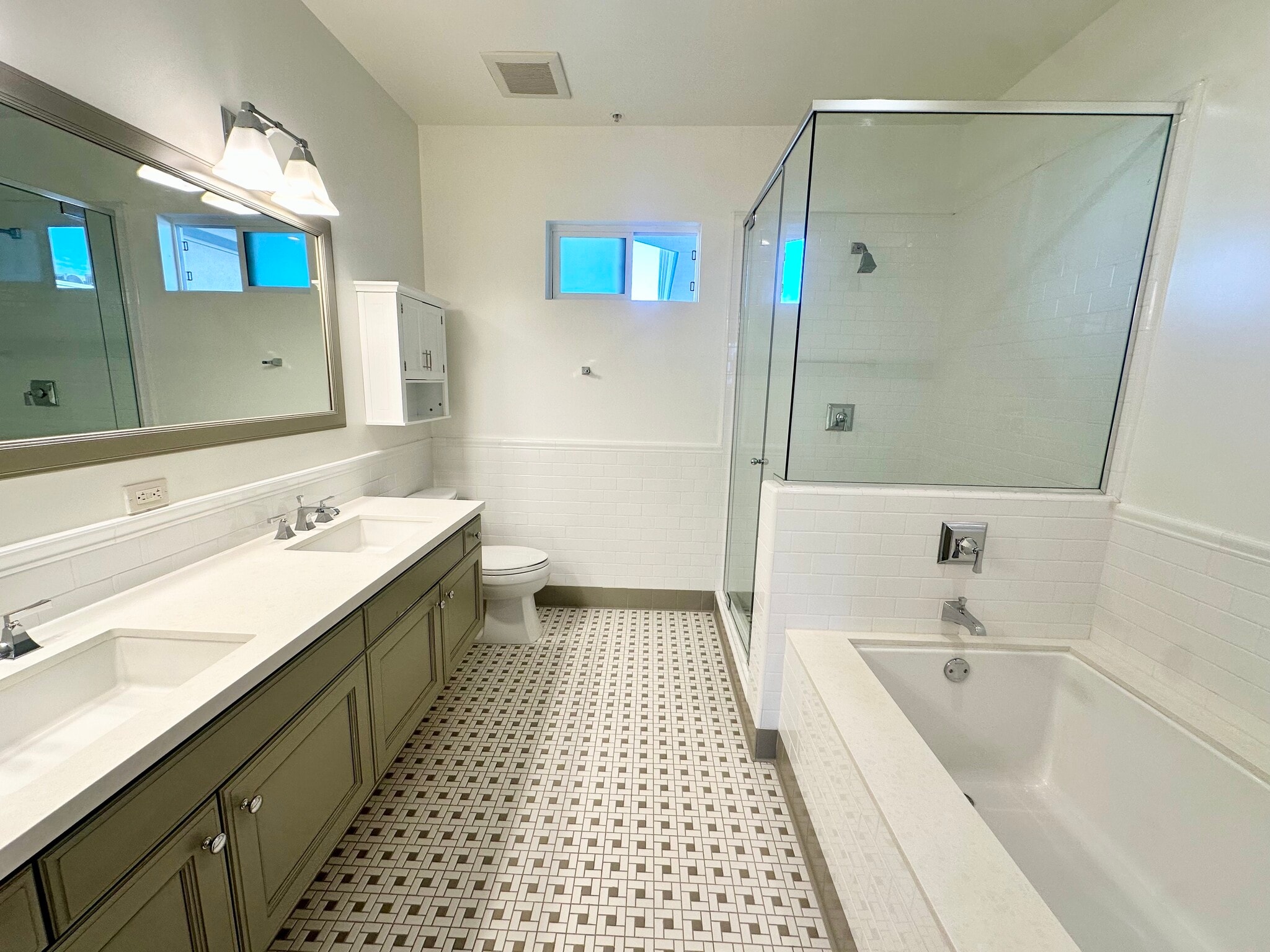 Building Photo - 1625 Granville Ave