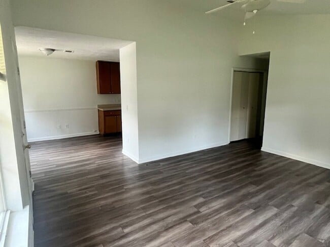 Building Photo - Newly Renovated 3/2